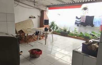 Imagem: A casa possui 5 Dormitórios, 4 Banheiros e 2 Vagas na garagem