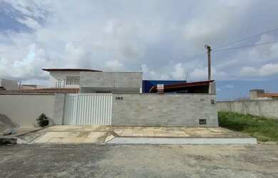 Imagem: A casa possui 3 Dormitórios, 2 Banheiros, 2 Vagas na garagem