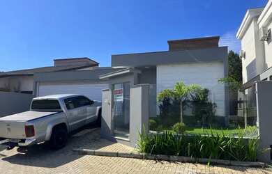 Imagem: A casa possui 3 Dormitórios, 4 Banheiros, 240m² de Área e