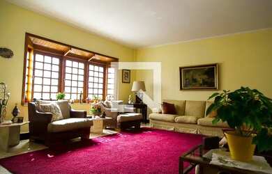 Imagem: A casa possui 3 Dormitórios, 5 Banheiros, 2 Vagas na garagem