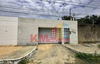 Imagem: A casa possui 4 Dormitórios, 3 Banheiros, 1 Vaga na garagem