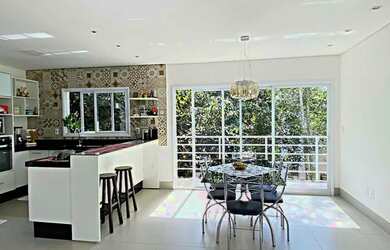 Imagem: A casa em condomínio possui 3 Dormitórios, 4 Banheiros, 2