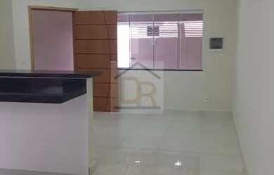 Imagem: A casa possui 2 Dormitórios, 2 Banheiros, 2 Vagas na garagem