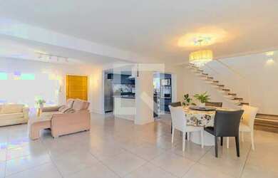 Imagem: A casa possui 3 Dormitórios, 4 Banheiros, 4 Vagas na garagem