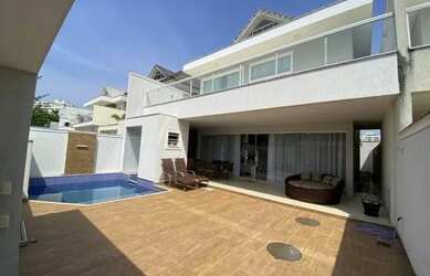 Imagem: A casa em condomínio possui 4 Dormitórios, 5 Banheiros, 2