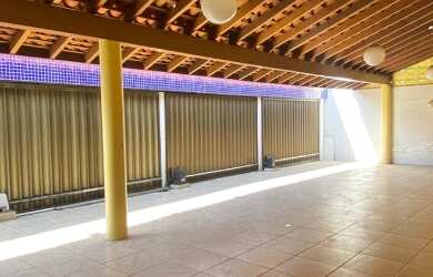 Imagem: A casa possui 4 Dormitórios, 5 Banheiros, 4 Vagas na garagem