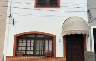 Imagem: A casa possui 2 Dormitórios, 2 Banheiros, 2 Vagas na garagem