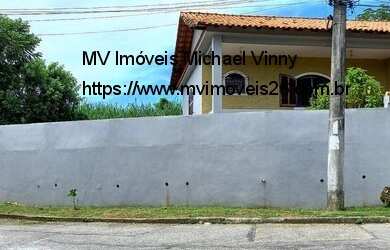 Imagem: A casa possui 3 Dormitórios, 2 Banheiros, 4 Vagas na garagem