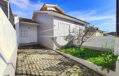 Imagem: A casa possui 2 Dormitórios, 1 Banheiro, 1 Vaga na garagem