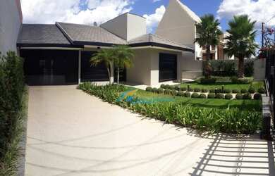 Imagem: A casa possui 3 Dormitórios, 3 Banheiros, 4 Vagas na garagem