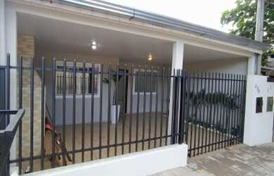 Imagem: A casa possui 2 Dormitórios, 1 Banheiro, 1 Vaga na garagem