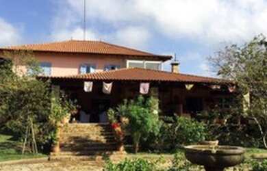 Imagem: A casa possui 4 Dormitórios, 3 Banheiros, 5 Vagas na garagem