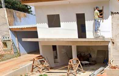 Imagem: A casa possui 5 Dormitórios, 4 Banheiros, 2 Vagas na garagem
