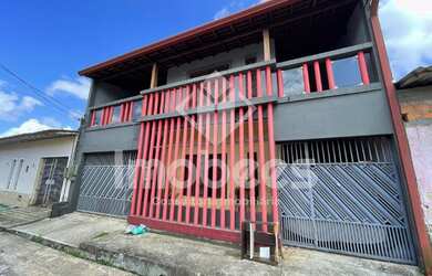 Imagem: A casa possui 4 Dormitórios, 5 Banheiros, 2 Vagas na garagem