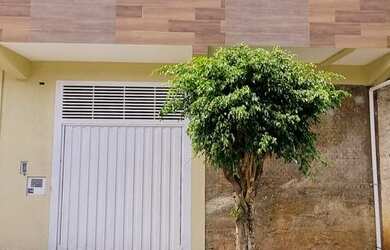 Imagem: A casa possui 2 Dormitórios, 1 Banheiro, 2 Vagas na garagem