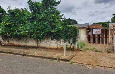 Imagem: A casa possui 3 Dormitórios, 2 Banheiros, 2 Vagas na garagem
