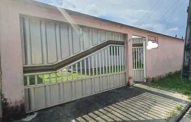 Imagem: A casa possui 3 Dormitórios, 2 Banheiros e está localizado