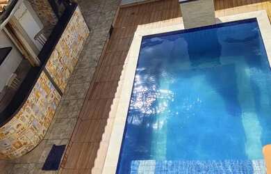 Imagem: A casa possui 2 Dormitórios, 5 Banheiros, 2 Vagas na garagem