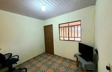 Imagem: A casa possui 2 Dormitórios, 2 Banheiros, 2 Vagas na garagem