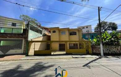 Imagem: A casa possui 3 Dormitórios, 2 Banheiros, 5 Vagas na garagem