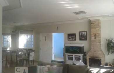 Imagem: A casa possui 3 Dormitórios, 3 Banheiros, 250m² de Área e