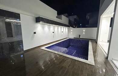 Imagem: A casa em condomínio possui 4 Dormitórios, 4 Vagas na garagem