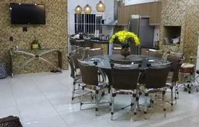 Imagem: A casa possui 3 Dormitórios, 2 Banheiros, 2 Vagas na garagem