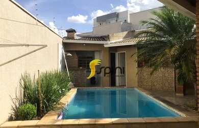 Imagem: A casa possui 4 Dormitórios, 5 Banheiros, 3 Vagas na garagem