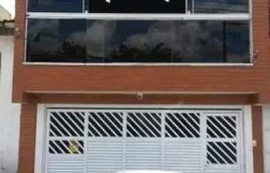 Imagem: A casa possui 4 Dormitórios, 2 Banheiros, 2 Vagas na garagem