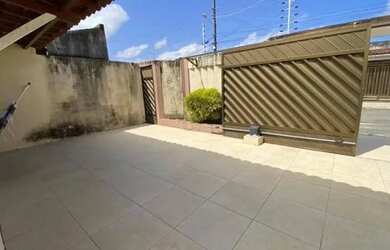 Imagem: A casa possui 3 Dormitórios, 2 Banheiros, 1 Vaga na garagem