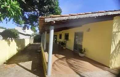 Imagem: A casa possui 4 Dormitórios, 2 Banheiros, 3 Vagas na garagem