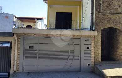 Imagem: A casa possui 3 Dormitórios, 3 Banheiros, 2 Vagas na garagem