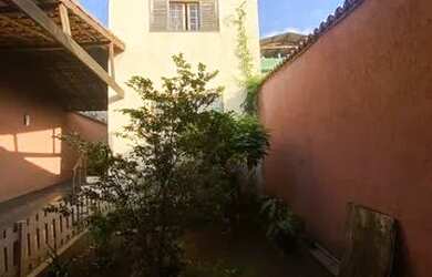 Imagem: A casa possui 3 Dormitórios, 4 Banheiros, 5 Vagas na garagem