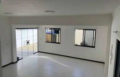 Imagem: A casa possui 2 Dormitórios, 2 Banheiros, 2 Vagas na garagem