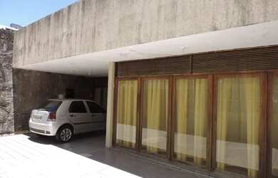 Imagem: A casa possui 3 Dormitórios, 2 Banheiros, 3 Vagas na garagem