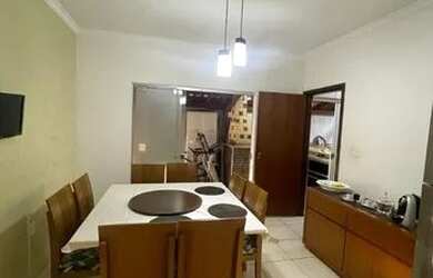 Imagem: A casa possui 3 Dormitórios, 3 Banheiros, 2 Vagas na garagem