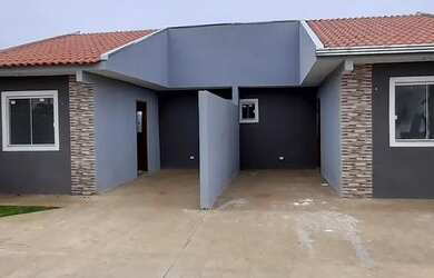 Imagem: A casa possui 2 Dormitórios, 1 Banheiro, 2 Vagas na garagem