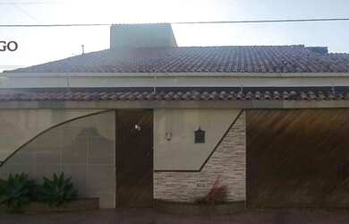 Imagem: A casa possui 3 Dormitórios, 3 Banheiros, 2 Vagas na garagem