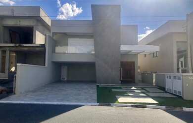 Imagem: A casa possui 3 Dormitórios, 5 Banheiros, 4 Vagas na garagem