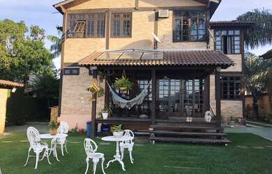 Imagem: A casa possui 4 Dormitórios, 1 Banheiro, 2 Vagas na garagem