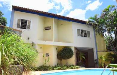 Imagem: A casa possui 3 Dormitórios, 2 Banheiros, 5 Vagas na garagem