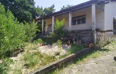 Imagem: A casa possui 3 Dormitórios, 2 Banheiros, 3 Vagas na garagem