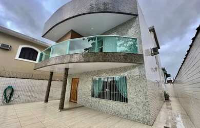 Imagem: A casa possui 4 Dormitórios, 3 Banheiros, 4 Vagas na garagem