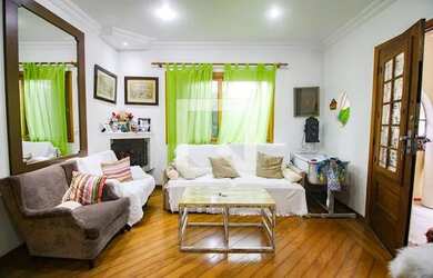 Imagem: A casa possui 3 Dormitórios, 3 Banheiros, 5 Vagas na garagem