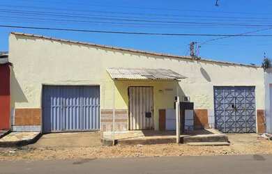 Imagem: A casa possui 2 Dormitórios, 1 Banheiro, 2 Vagas na garagem