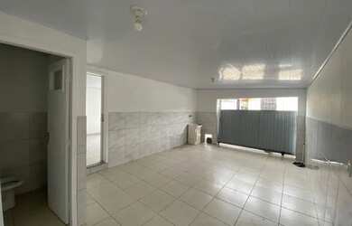 Imagem: A casa possui 3 Dormitórios, 1 Banheiro, 1 Vaga na garagem