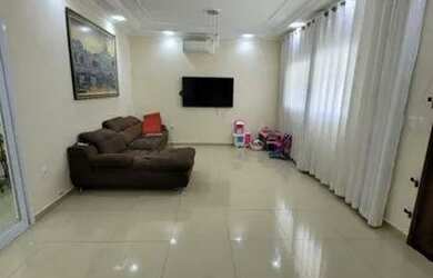 Imagem: A casa possui 3 Dormitórios, 5 Banheiros, 4 Vagas na garagem