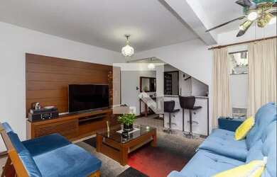 Imagem: A casa possui 4 Dormitórios, 4 Banheiros, 5 Vagas na garagem