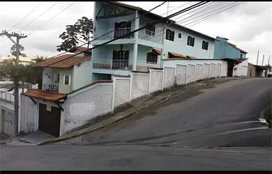 Imagem: A casa possui 3 Dormitórios, 5 Banheiros, 5 Vagas na garagem