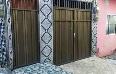 Imagem: A casa possui 4 Dormitórios, 2 Banheiros, 1 Vaga na garagem